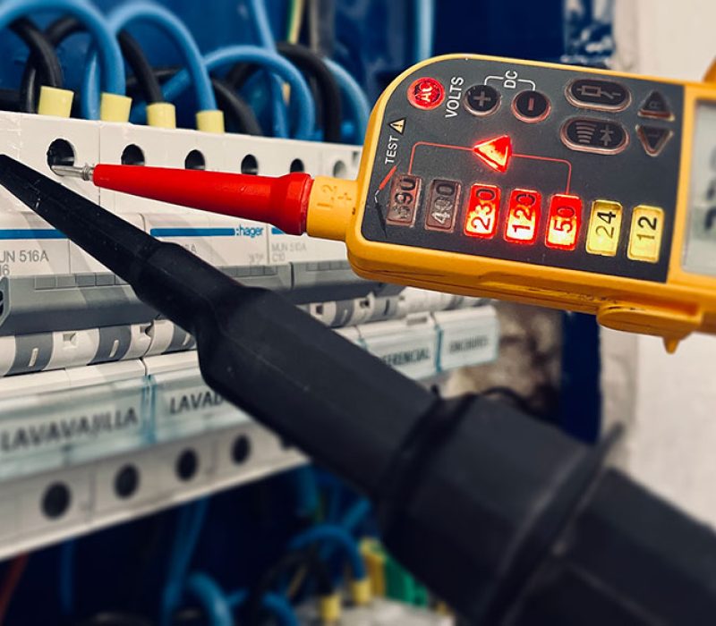 rozdzielnica elektryczna wraz z osprzętem hager