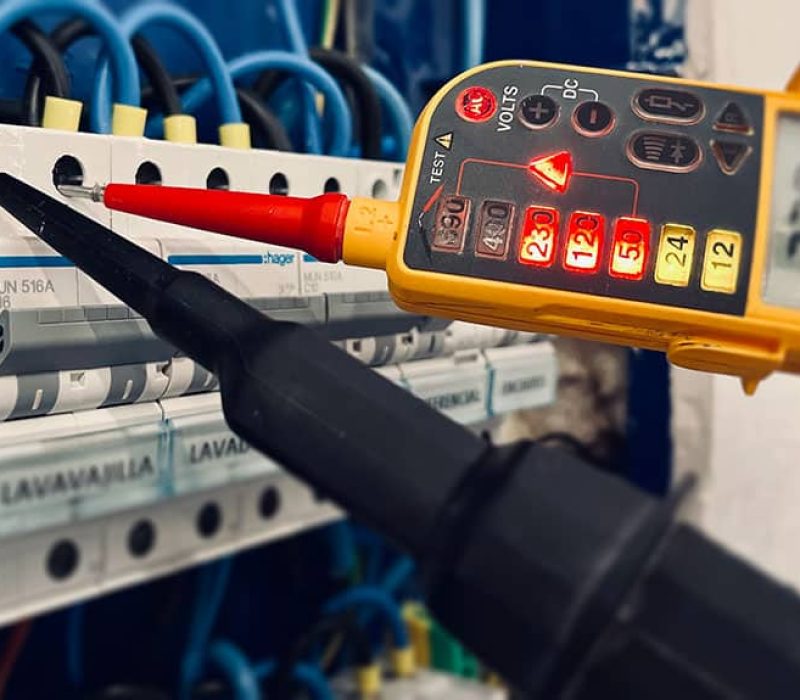 rozdzielnica elektryczna wraz z osprzętem hager